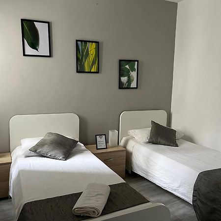 F4 Room 2, Private Room Two Single Beds Shared Bathroom Msida Ngoại thất bức ảnh