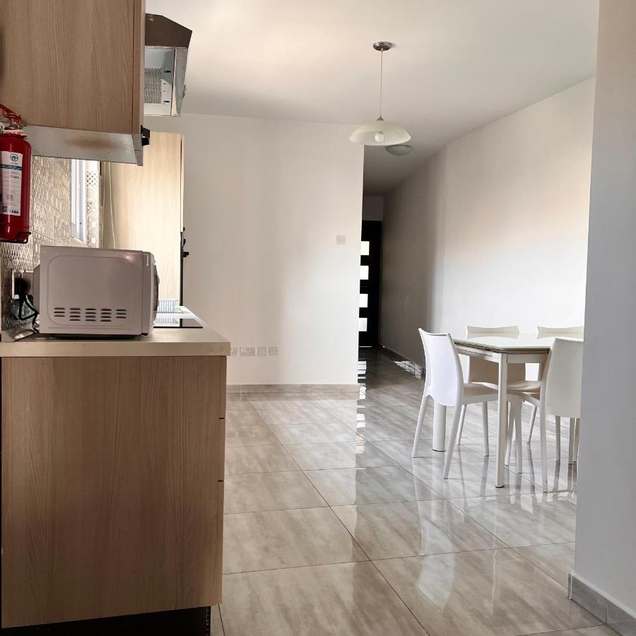F4 Room 2, Private Room Two Single Beds Shared Bathroom Msida Ngoại thất bức ảnh