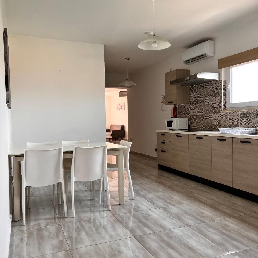 F4 Room 2, Private Room Two Single Beds Shared Bathroom Msida Ngoại thất bức ảnh