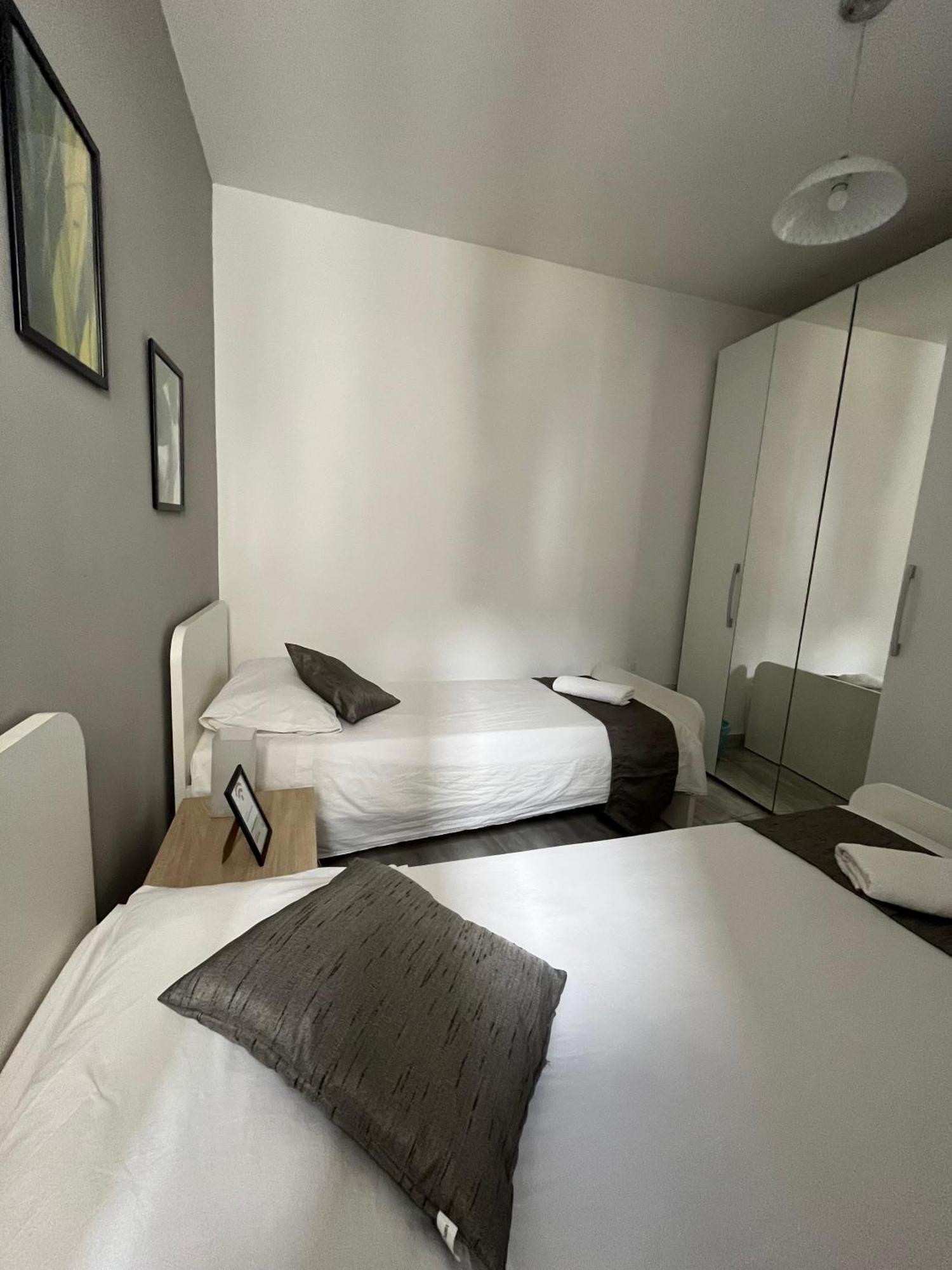 F4 Room 2, Private Room Two Single Beds Shared Bathroom Msida Ngoại thất bức ảnh